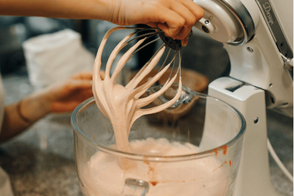 Что такое планетарный миксер и в чем его отличия от ручного