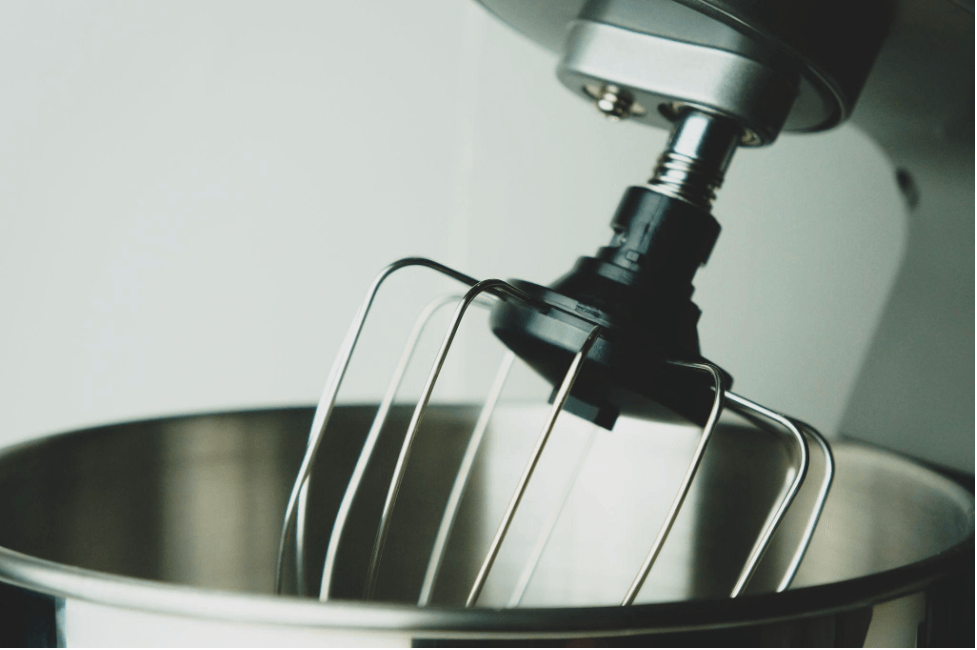 Что такое планетарный миксер и в чем его отличия от ручного